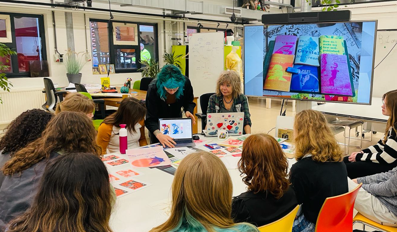 Img - Pleun die workshop geeft over RISO printen